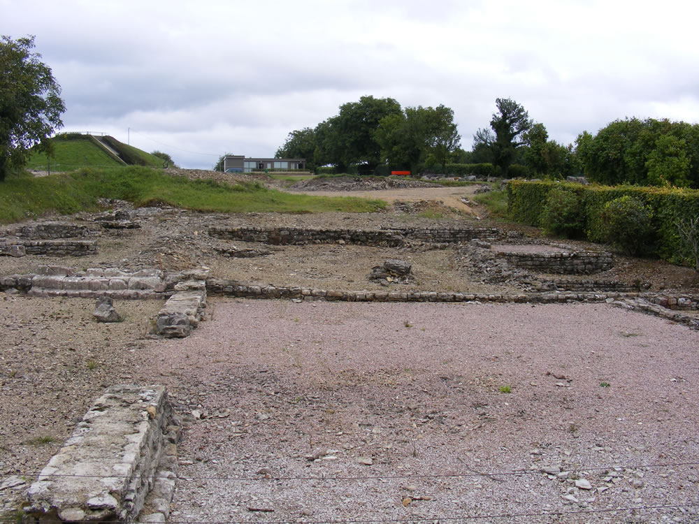 Ausgrabung in Alesia, hier findet man viele Rerihenhausfundamente mit Portiken. Viele gallische Ursprünge werden in Alesia gefunden.