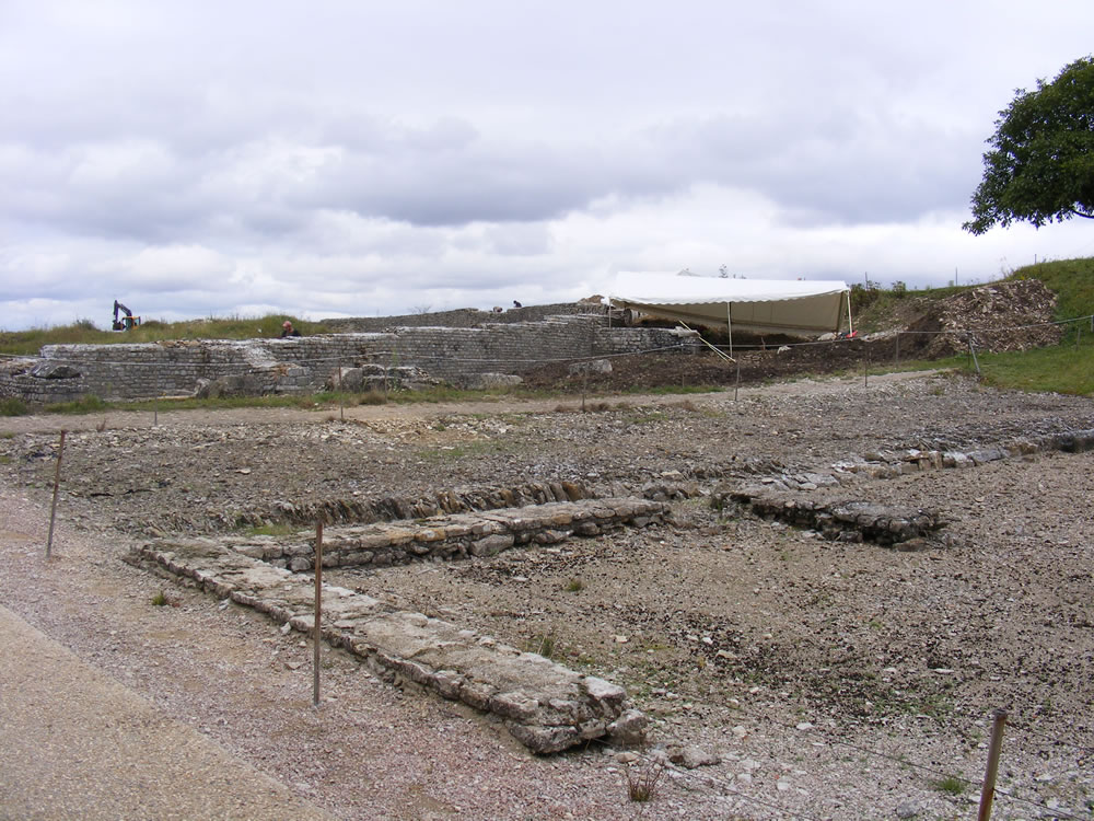 Ausgrabungsstätte in Alesia, zu sehen sind Reste von einem Fundament. Die im Burgund liegenden Überreste sind meist noch seht gut erhalten.  