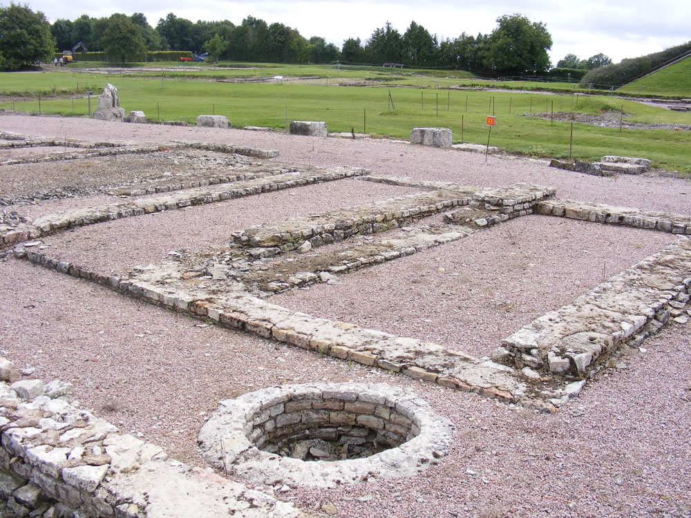 Bei Ausgrabung in Alesia werden Fundamente von Reihenwohnhäusern gefunden. Alesia, liegt heute in der französischen Gemeinde Alise-Sainte-Reine im Burgund.