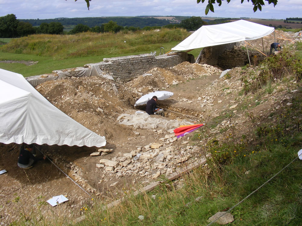 Eine frische Fundstelle in Alesia, die Archäologen schützen sich vor den sommerlichen Temperaturen im Burgund