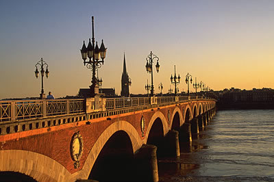 Die schöne Stadt Bordeaux bei Sonnenuntergang, die Brücke Pont de Pierre ist eine zentrale Brücke in der Altstadt von Bordeaux