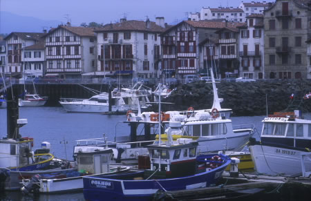 Wie ausgestorben, der Fischerhafen in der französischen Gemeinde Ciboure im Département Pyrénées-Atlantiques, Aquitanien.