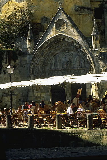 Nicht nur wegen seines guten Weins sondern auch wegen des Charmes dieser mittelalterlichen Stadt ist Saint Emilion eine Reise wert.