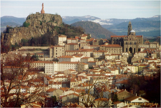 Die Stadt Puy-en-Velay ist für ihre eigentümliche Lage in einer vulkanischen Landschaft bekannt.