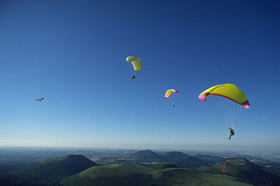 Gleitschirmfliegen in der Auvergne. Von oben das Land der Vulkane erleben. Beeindruckende Bilder aus der Luft kilometerweit genießen. 