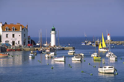 Der Ort Sauzon an der Westlichen Seite der Insel ist bekannt für seinen natürlichen Hafen, die weiß- rosafarbenen Häuser an der Küste