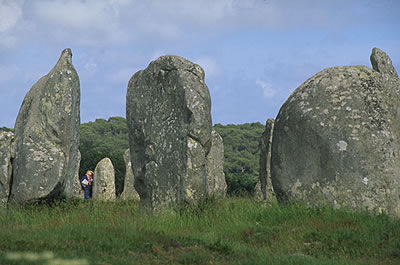 Die französische Gemeinde Carnac ist berühmt für ihre mehr als 3000 Menhire (umgangssprachlich Hinkelsteine ), die zu Steinreihen aufgereiht sind.