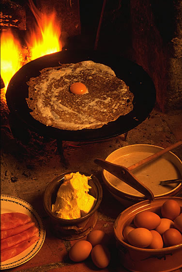 Crêpe ist sozusagen das Nationalgericht in der Bretagne und weit darüber hinaus verbreitet. Crêpes sind süß oder herzhaft zu genießen. 