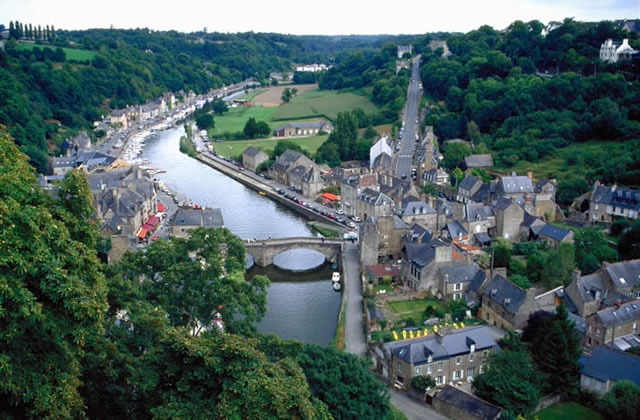 Dinan eine mittelalterliche Stadt mit einem außergewöhnlichen wie abwechslungsreichen Erbe. Stadtmauern, Fachwerkhäuser, Glockenturm und vielem mehr.
