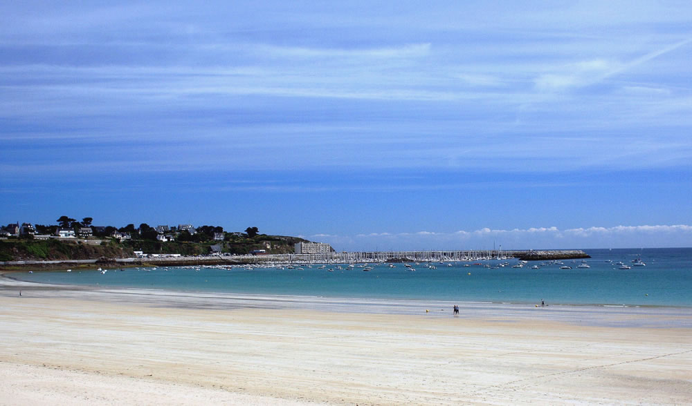 Der Strand von Saint Cast le Guildo in der Bretagne mit Ausgängen zu Gezeiten, einer Erklärung der Austern-und Angeltouren.