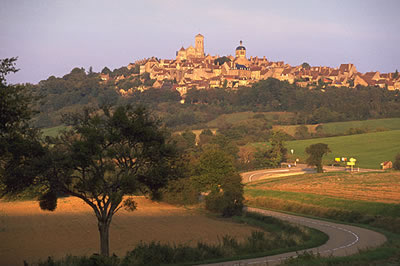 Vézelay ist ein kleiner berühmter Wallfahrtsort und eine mittelalterliche Perle Burgunds. Vézelay ist eine der wenigen Plus beaux villages de France.