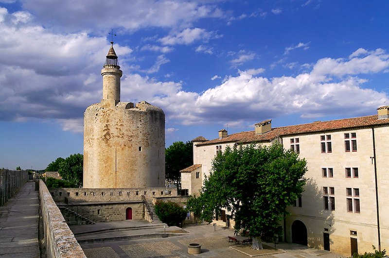 Die Hauptsehenswürdigkeiten von Aigues Mortes ist die vollständig erhaltene Stadtmauer. Der Turm diente früher als Gefängnis für Frauen