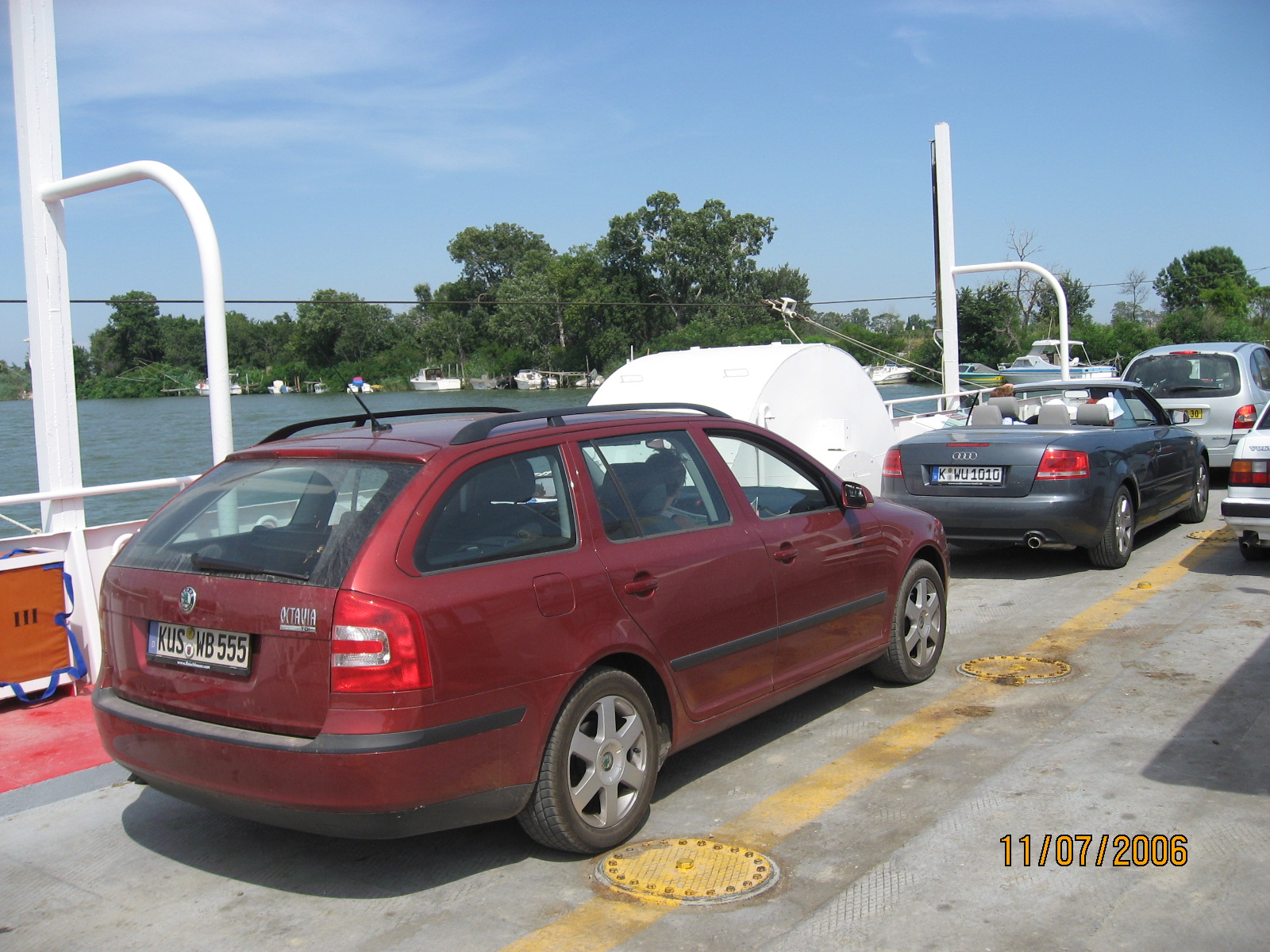 Im Frankreich Urlaub auf einer Autofähre irgendwo in der Camargue. Die Überfahrt mit dem Auto war kostenlos!