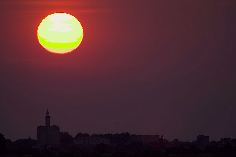 Sonnenuntergang in Aigues-Mortes. Der Name der Stadt im französischen Département Gard bedeutet totes Wasser