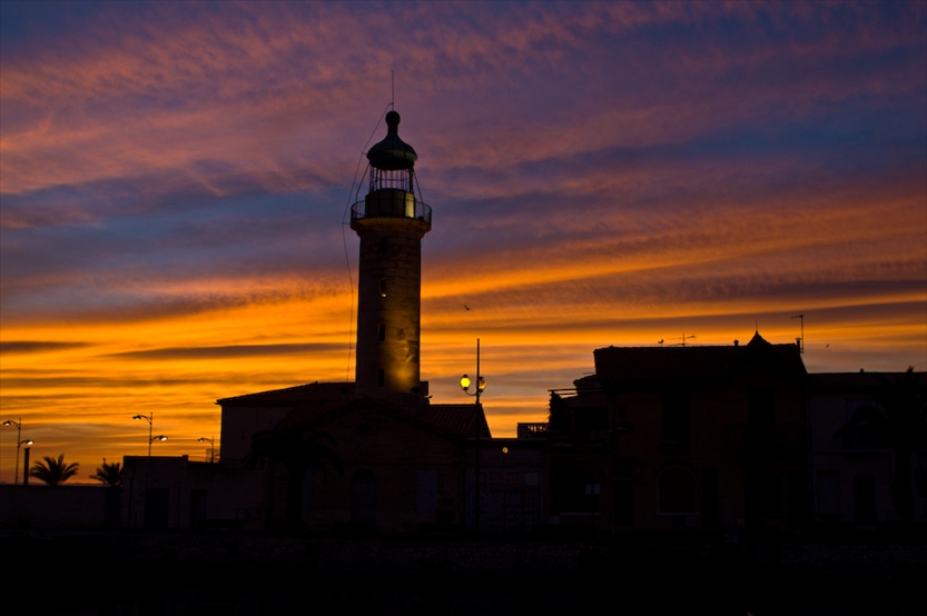 Schöner Sonnenuntergang mit Leuchtturm in der Gemeinde Le Grau-du-Roi im Département Gard in Languedoc-Roussillon