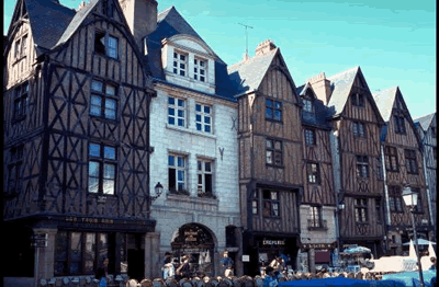 Die sehr beliebte historische Altstadt, Place Plumereau in Tours. Der belebte Platz mit herrlichen Fachwerkhäuser bei bestem Sommerwetter