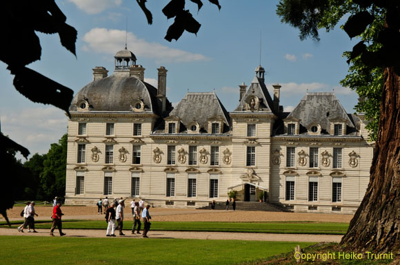 Das Schloss Cheverny ist das ganze Jahr über geöffnet. Besichtigungen ermöglichen einen Blick ins Schlafzimmer des Königs, den Waffensaal und den Salon