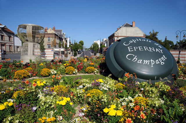 Die bekannte „l’Avenue de Champagne“ in Epernay. Straße zu den Hauptsitzen der größten Champagner Häuser.