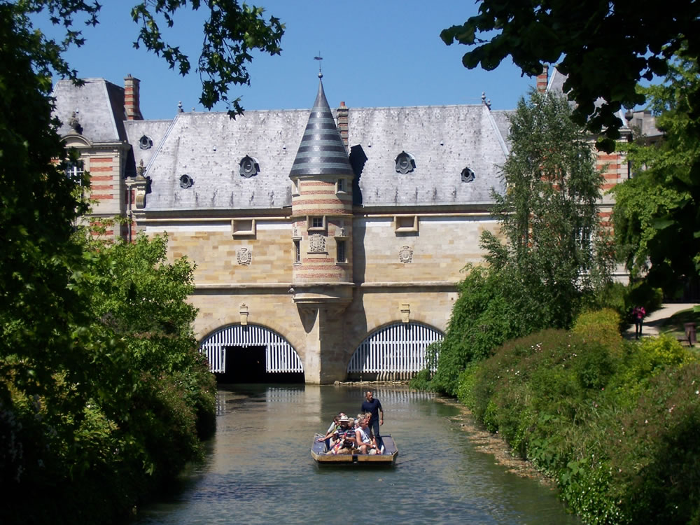 Eine romantische Sparzierfahrt auf dem Kanal in einer Bark. Im Hintergrund zu sehen das Château du Marché im Châlons-en-Champagne 