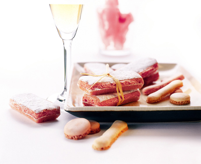 Die Biscuits Roses sind eine Spezialität in Reims, Champagne. Süß und farbenfroh wird dieses Gepäck gerne von den Franzosen gegessen. 