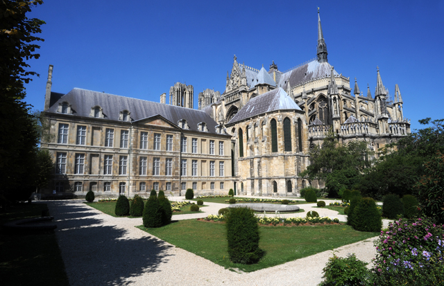 Schöne angelegte Gärten auf der Rückseite von Notre-Dame de Reims. Einen Besuch ist die Kathedrale von Reims auf jeden Fall wert.