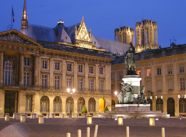 Place Royale in Reims (zu deutsch: Königlicher Platz) mit einer Statue von  Ludwig XV. Es ist einer der schönsten Plätze in Reims. 