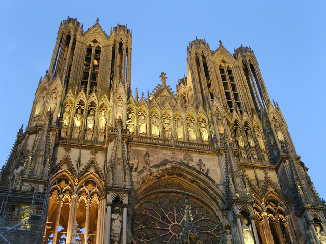 Die  Kathedrale Notre-Dame de Reims gilt als eine der architektonisch bedeutendsten gotischen Kirchen Frankreichs. Seit 1991 UNESCO-Welterbe.