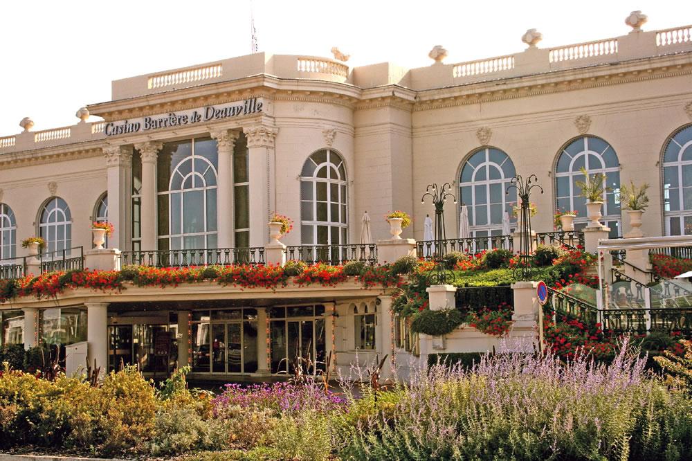 Blick auf das renommierte Casino Barriere de Deauville mit einer Grünanlage. Ein Highlight in Deauville, Frankreich