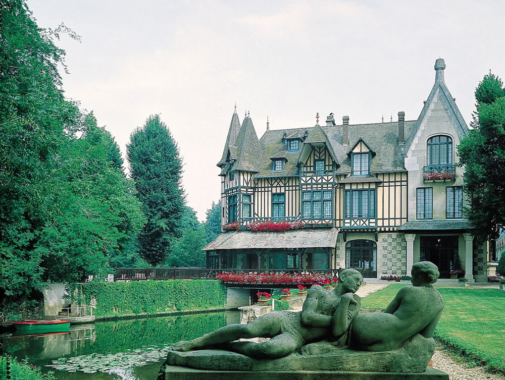 Das Herrenhaus aus dem 19. Jahrhundert, bietet als Hotelrestaurant Le Moulin de Connelles, in Deauville, eine luxuriöse Unterkunft in typischer Atmosphäre