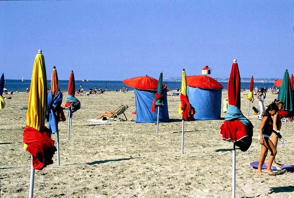 Sommer, Sonne, Strand. Der Urlaubsort Deauville bietet einen unvergesslichen Urlaub. Die Sonnenschirme am Strand von Deauville können gemietet werden.