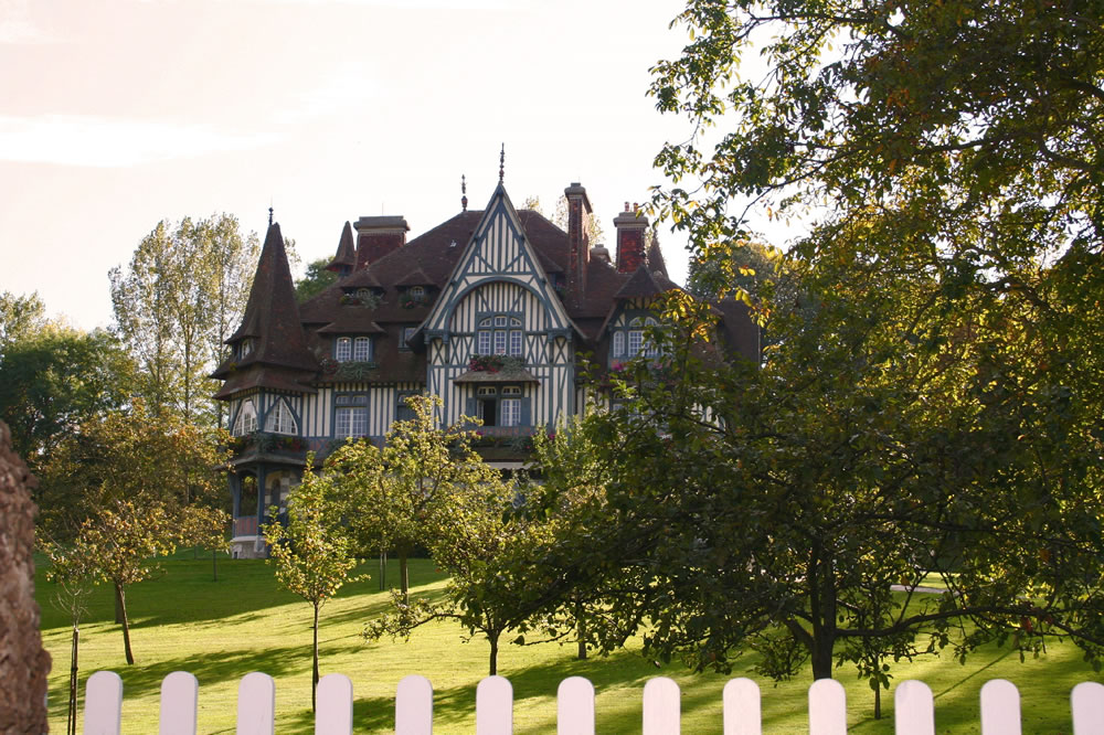 Die Villa Strassburger wurde 1907 für den Baron Henri de Rothschild erbaut. Es ist eines der schönsten Häuser in Deauville.