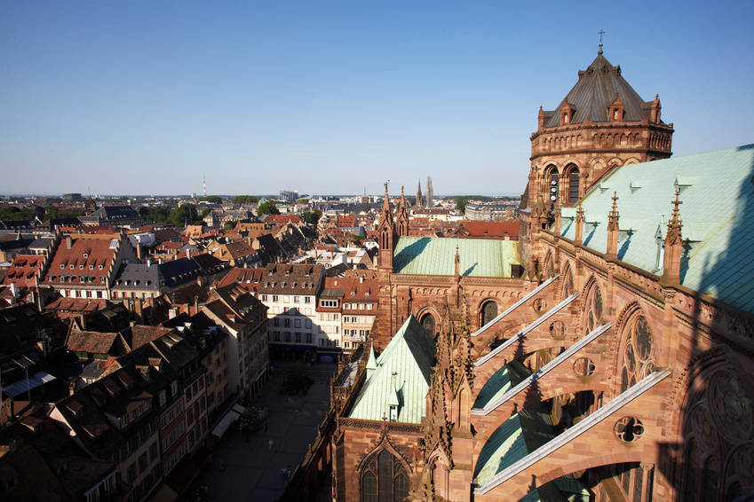 Blick von der Kathedrale über Straßburg an einem sonnigen Tag