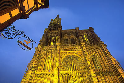 Das Straßburger Münster ist charakteristisch und das Wahrzeichen von Straßburg und dem Elsass. Selbst aus dem 3 Kilometer entfernten ist es noch sichtbar