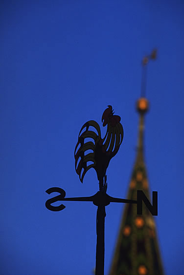 Eine Kirchturmspitze im Elsass. Der Hahn gilt unter anderem als Symbol von Frankreich.