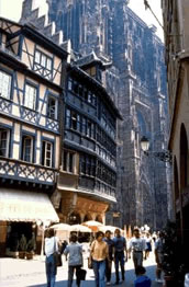 Shoppen und schlendern durch die Altstadt von Straßburg mit seinen typischen und schönen Fachwerkhäusern. Ein Spaziergang durch die Straßen lohnt sich