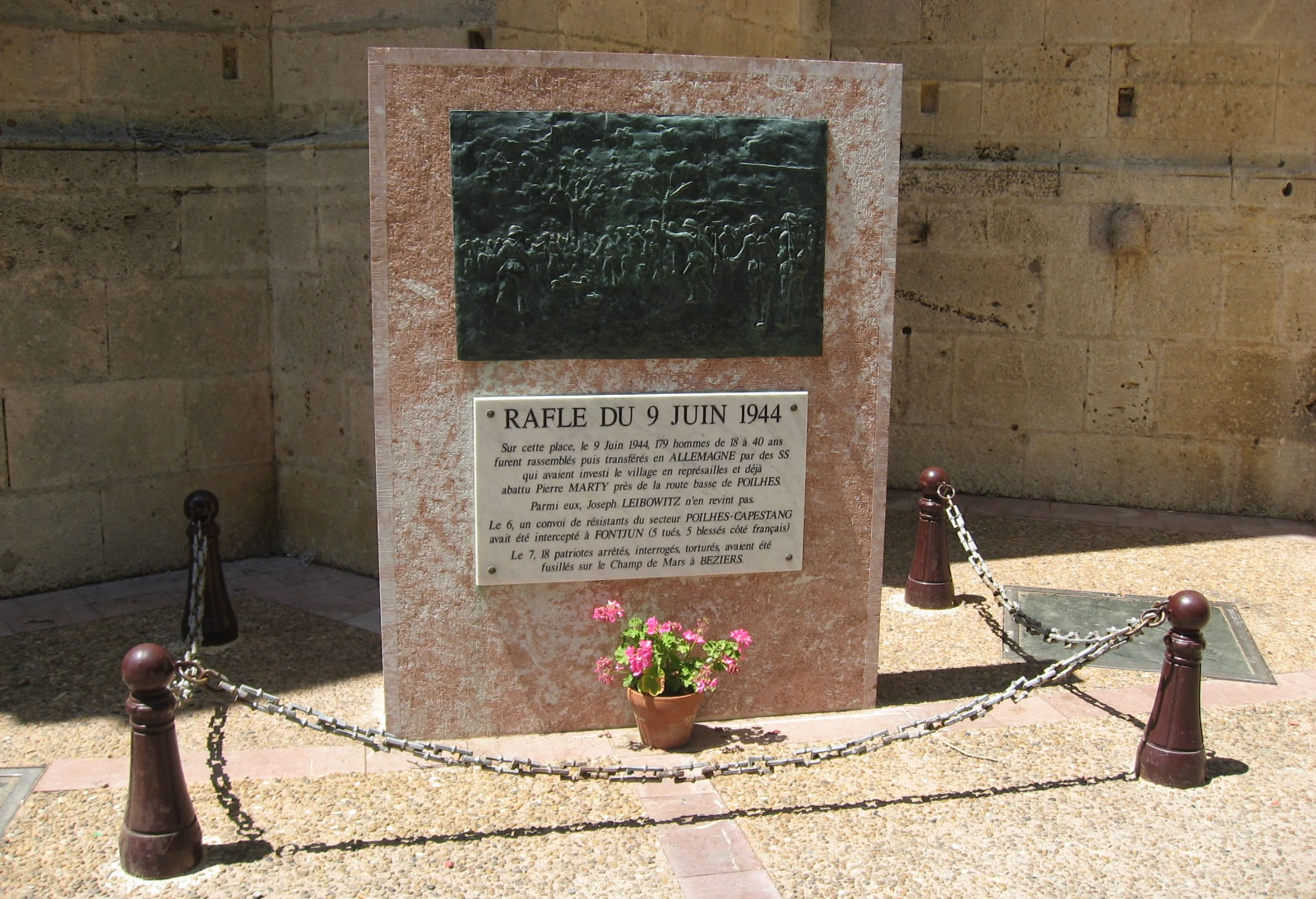 Ein französisches Denkmal in gedenken an die gefallenen Soldaten und Menschen im zweiten Weltkrieg in Frankreich. 