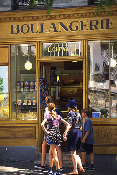 Französische Bäckerei (Boulangerie) in Frankreich. Aus dem Laden duftet es nach leckeren französischen Croissants und Baguette.