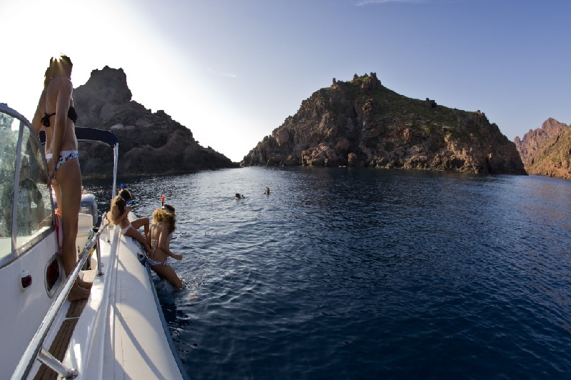 Tauchen und Schnorcheln kann man auf Korsika vom Boot aus; hier zum Beispiel im Naturreservat von Scandola; Corse du Sud.