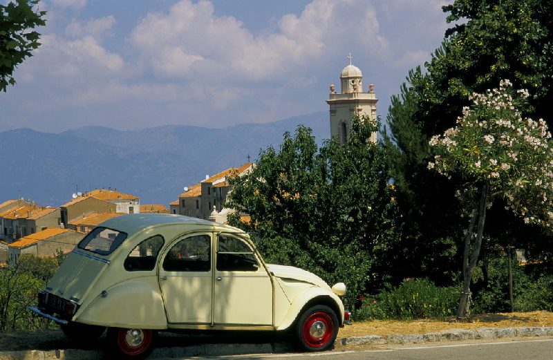 Mit dem Citroën 2 CV auf tour durch Frankreich. Bei Piana wird ein kleiner Stopp eingelegt und Land und Gegend zu erkunden.