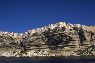 Bonifacio liegt im äußersten Süden der Insel oberhalb einer mehr als 60 m hohen, weißen Steilküste und ist ein touristischer Magnet.