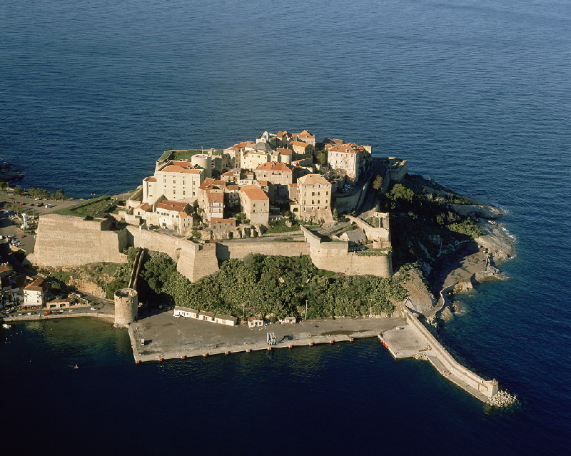 Die Calvi Zitadelle wurde während der Herrschaft Genuas errichtet. Am Zugang zur Oberstadt steht der lateinische Leitspruch Civitas Calvi semper fidelis