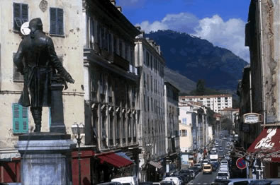 Die kleine Stadt Corte liegt im Herzen von Korsika und hat eine atemberaubende Natur mit Wäldern, Bergen, kristallklare Bergseen und eiskalte Flüsse. 