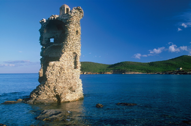 Genuesischer Turm Santa Maria bei Macinaggio an der Küste von Korsika. Heute gibt es noch rund 67 dieser Türme an den Küsten von Korsika