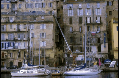 Bastia ist die größte Stadt Korsikas. Bastia war immer starken italienischen Einflüssen ausgesetzt, was sich u.a. an der Zitadelle erkennen lässt.