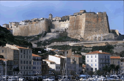 Die Hafenstadt Bonifacio liegt an der Südspitze Korsikas und liegt hoch auf einem weißen Kreidefelsen. Zu sehen ist die Festungsanlage der Stadt