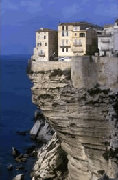 Die Kreidefelsen auf Korsika, Bonifacio. Bonifacio liegt an der südlichen Spitze auf Korsika direkt am Mittelmeer. 