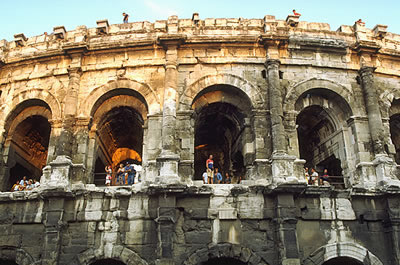 Römisches Amphitheater in Nîmes. Jährlich werden dort verschiedene kulturelle Ereignisse ausgerichtet. Auch Musikkonzerte werden dort veranstaltet.