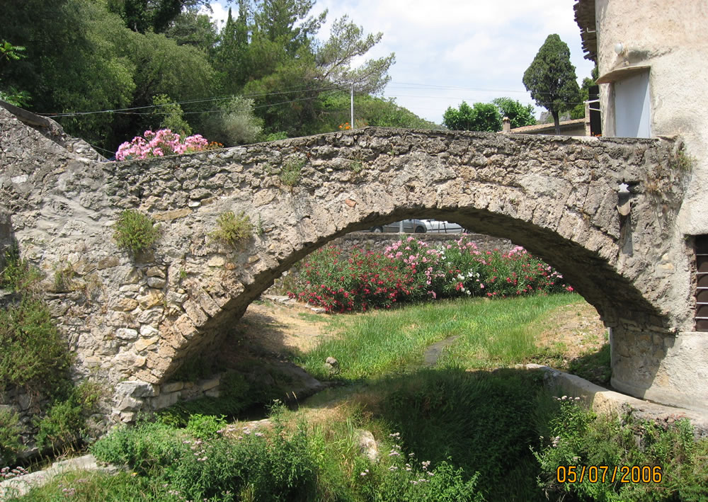 Brücke in St.Guilhem-le-Désert einer kleinen französischen Gemeinde mit knapp 265 Einwohnener im Départment Hérault