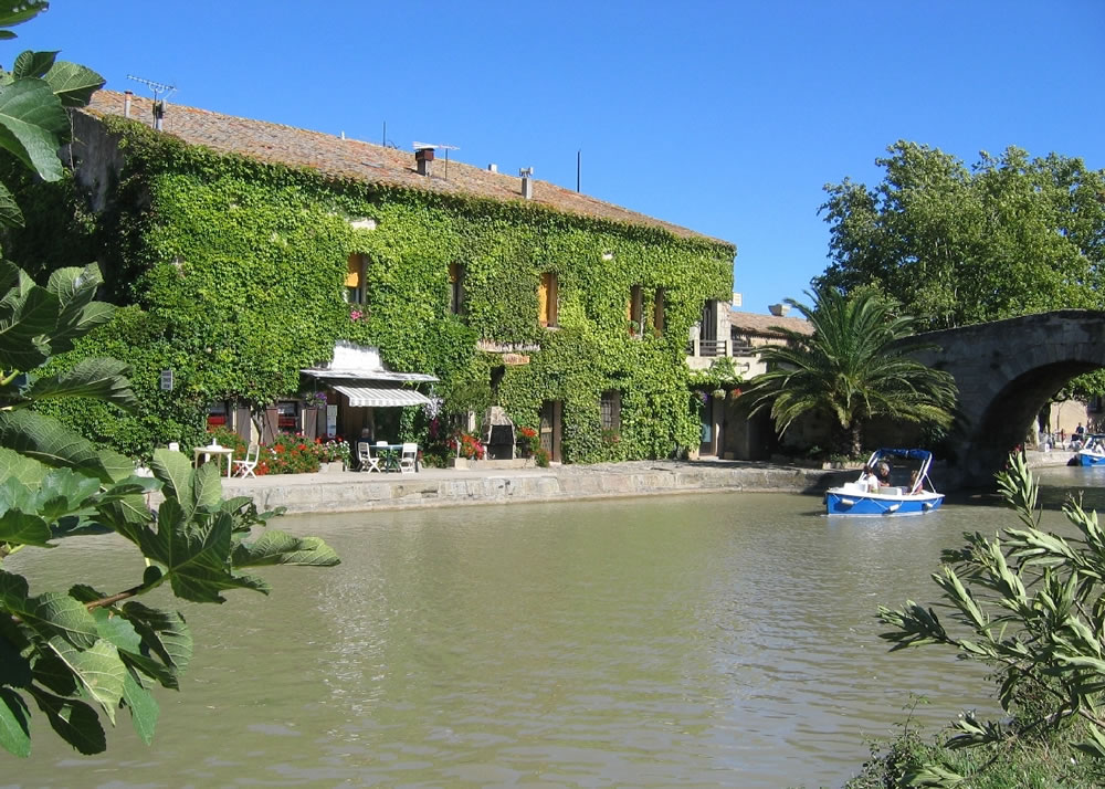 Der Canal du Midi ist 240km lang. Er verbindet Toulouse mit dem Mittelmeer bei Sète