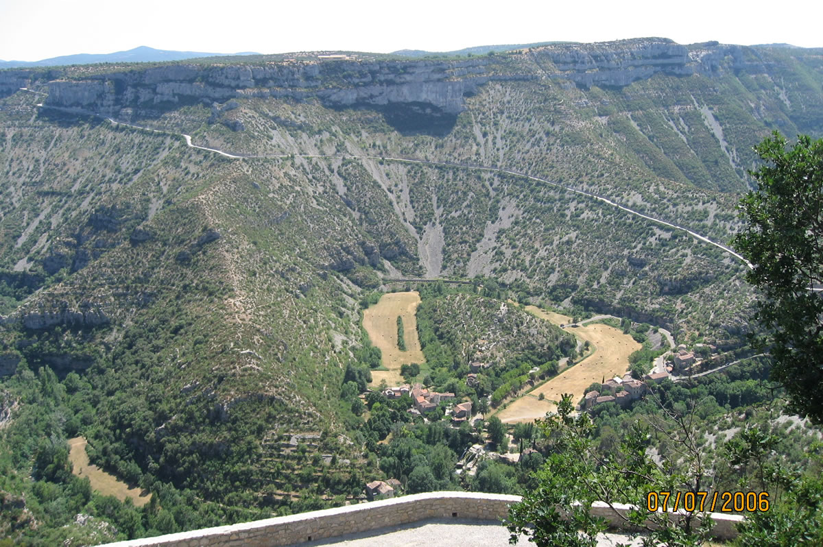 Cirque de Navacelles - Von einem Aussichtspunkt über dem Cirque de Navacelles geht es 400 Meter in die Tiefe, wo sich der kleine Fluss Vis schlängelt